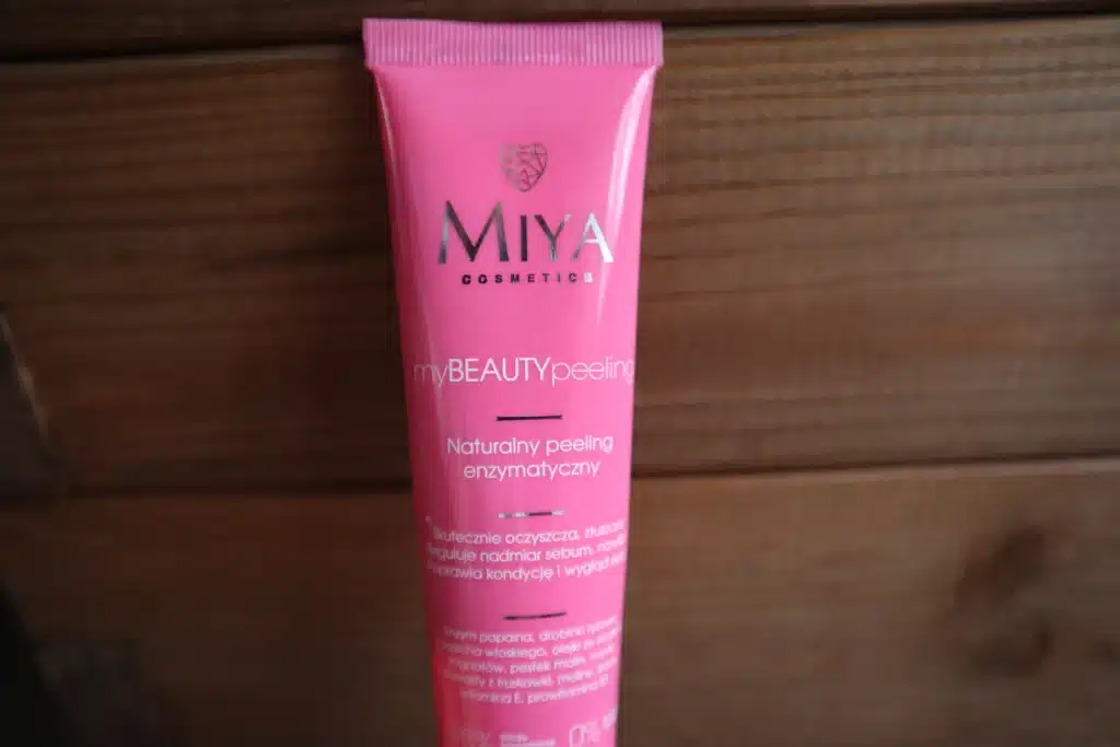 Opakowanie Miya Cosmetics myBEAUTYpeeling naturalny na ciemnym tle