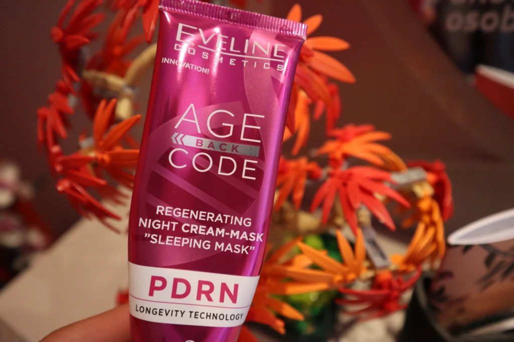  Eveline Age Back Krem–maska regenerująca na noc „Sleeping Mask”  na tle klocków