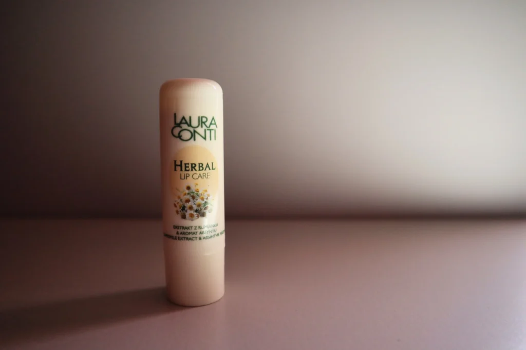  Laura Conti Herbal odżywczo-ziołowa pomadka ochronna do ust z ekstraktem z rumianku 