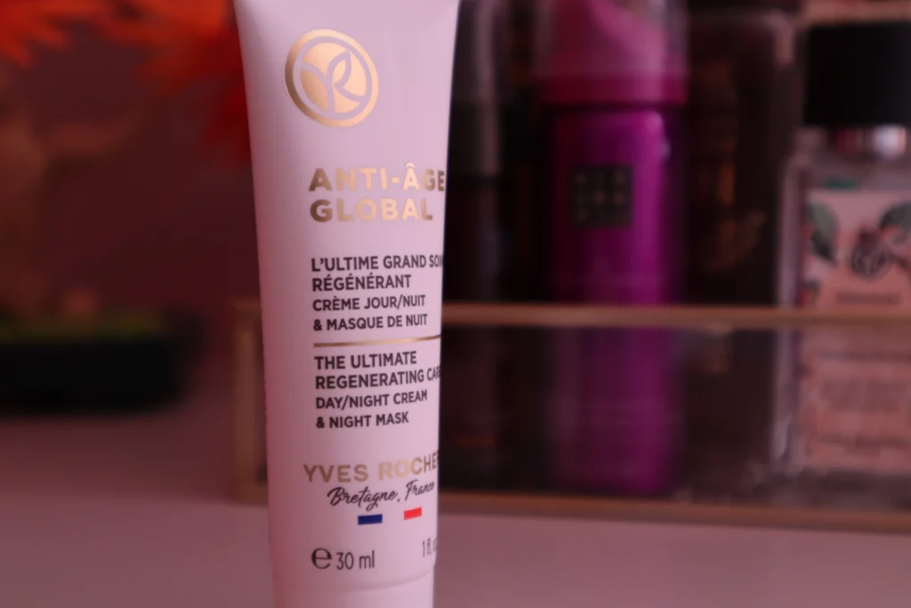 Maska na noc Yves Rocher Anti Age Global  na tle kosmetyków