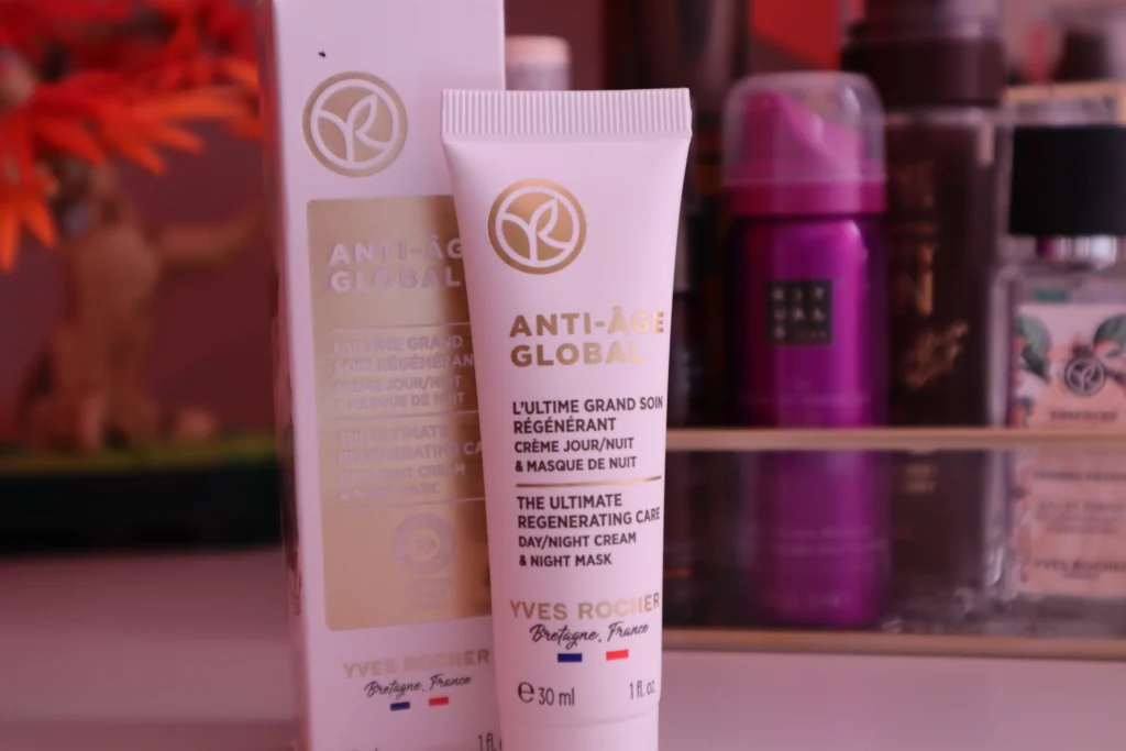 Maska na noc Yves Rocher Anti Age Global  na tle kosmetyków na toaletce