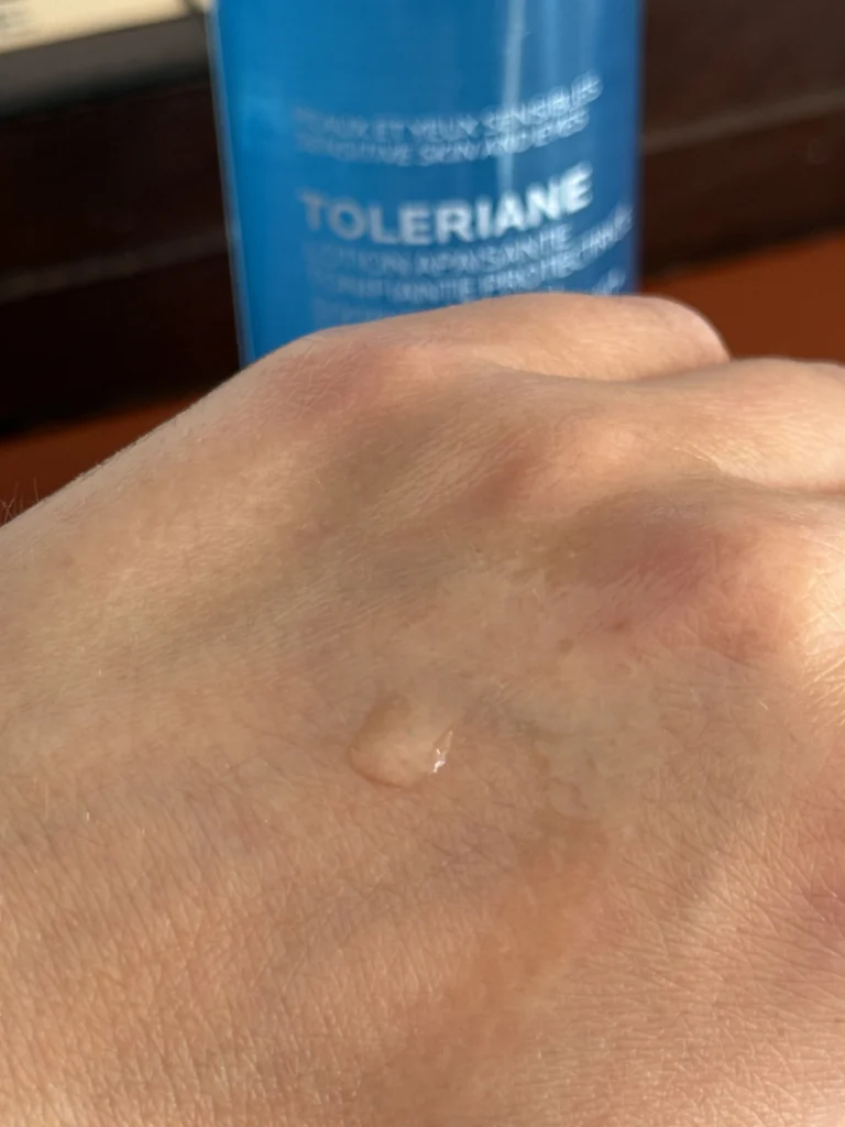 Tonik kojący La Roche-Posay Toleriane  - konsystencja na kobiecej dłoni