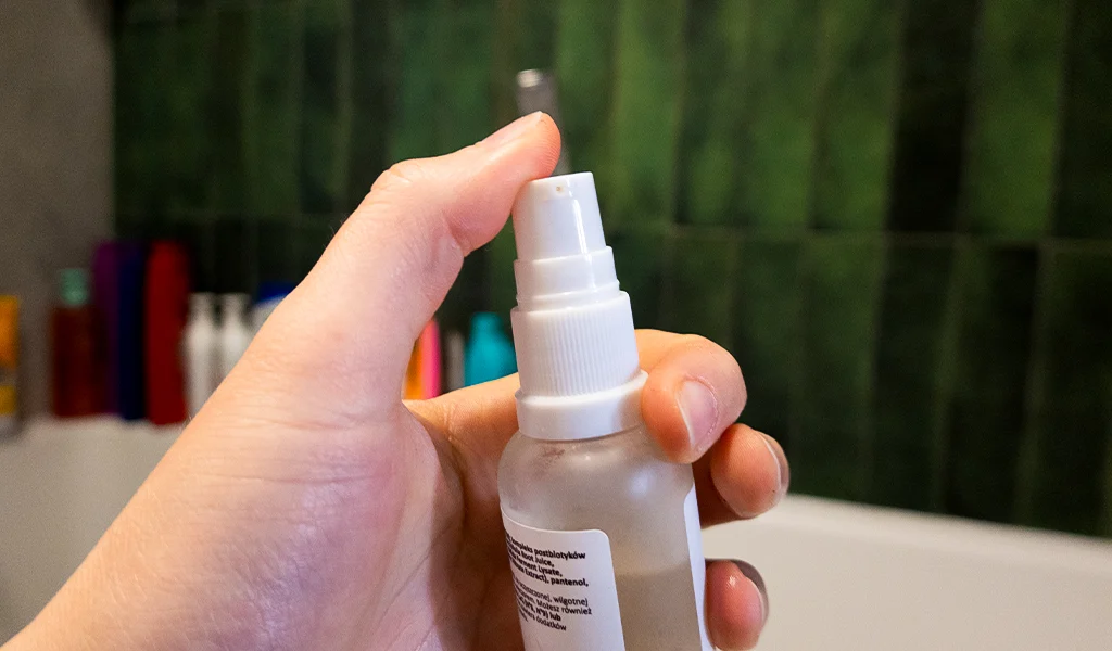 Zbliżenie na aplikator serum do twarzy z postbiotykami LaQ BIOME trzymane w kobiecej dłoni 