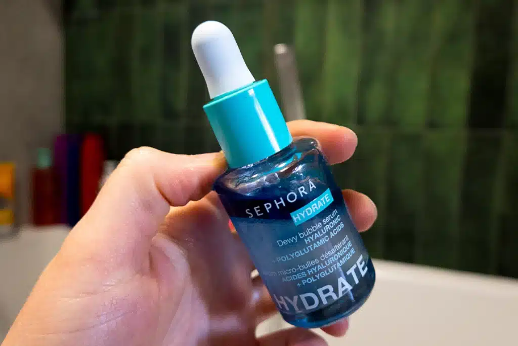 Serum bąbelkowe nawadniające Sephora Collection HYDRATE trzymane w kobiecej dłoni