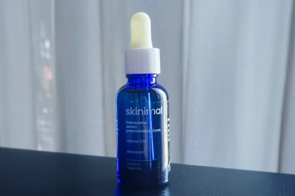 Niebieska butelka Skinimal Intensywne serum przeciwstarzeniowe retinol 2% i skwalan