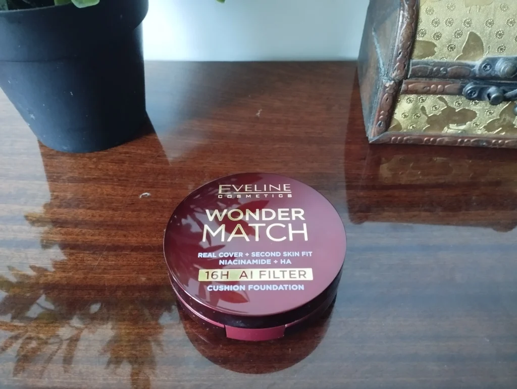 Eveline Cosmetics Wonder Match Kryjący podkład cushion na drewnianym stole