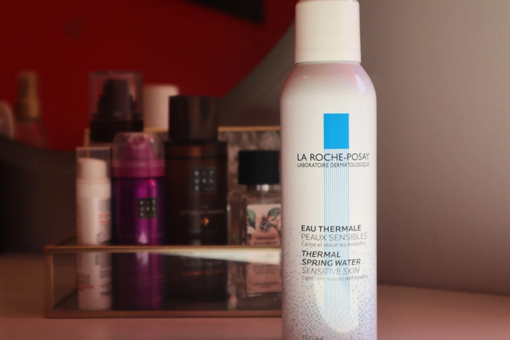La Roche-Posay Eau Thermale Woda Termalna stoi na toaletce obok innych kosmetyków