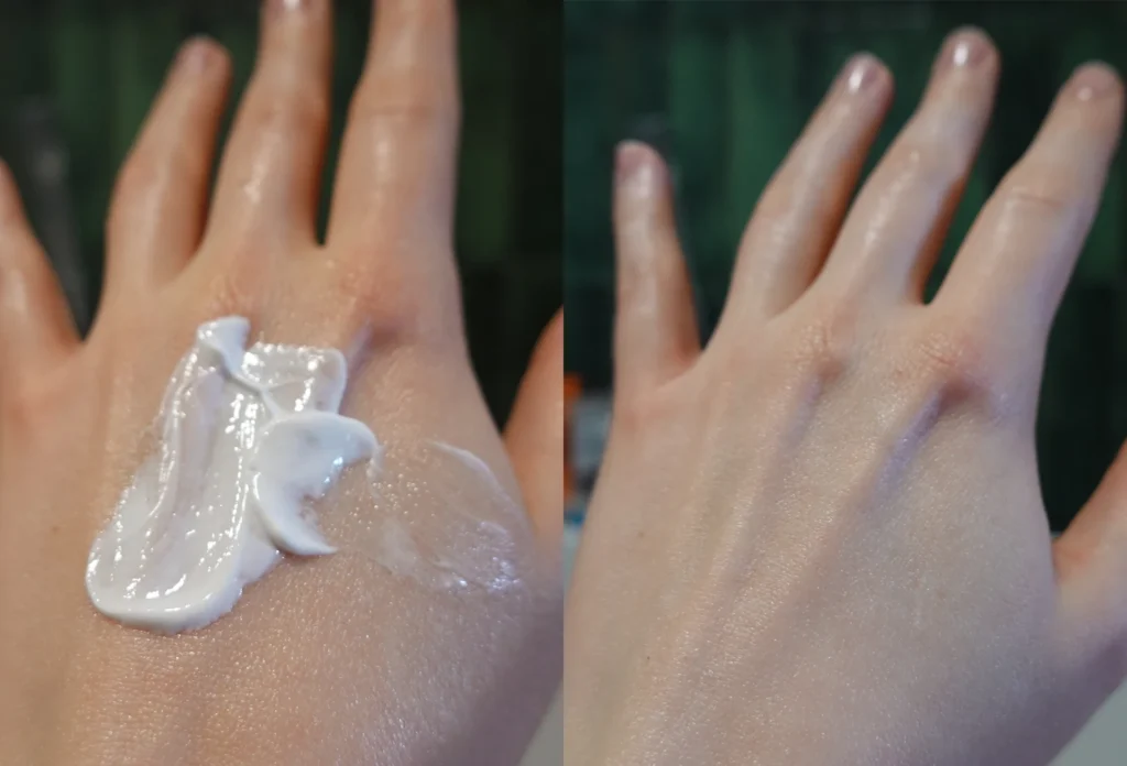 La Roche-Posay Cicaplast Baume B5+ przed i po aplikacji na dłoń 