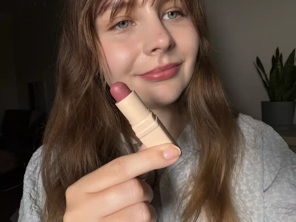Szminka Inglot Creamy Soft 508 Soft Chokeberry na ustach