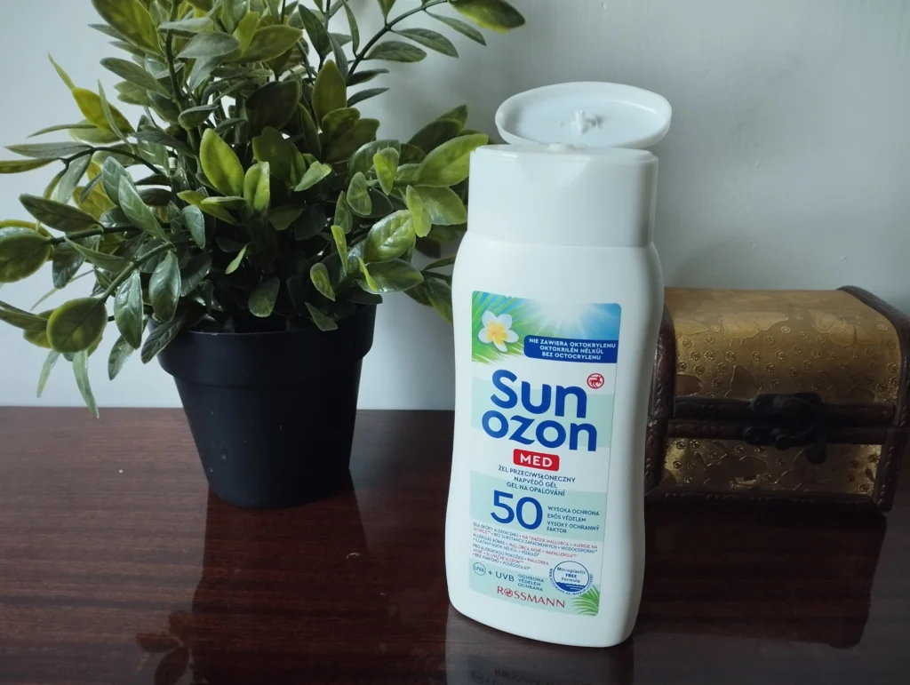 Sunozon Med Żel przeciwsłoneczny  otwarte opakowanie na komodzie