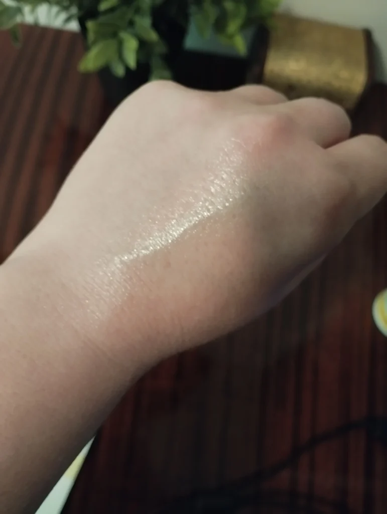 Sunozon Kids Spray przeciwsłoneczny dla dzieci wodoodporny UVA/UVB SPF 50 aplikacja na skórze