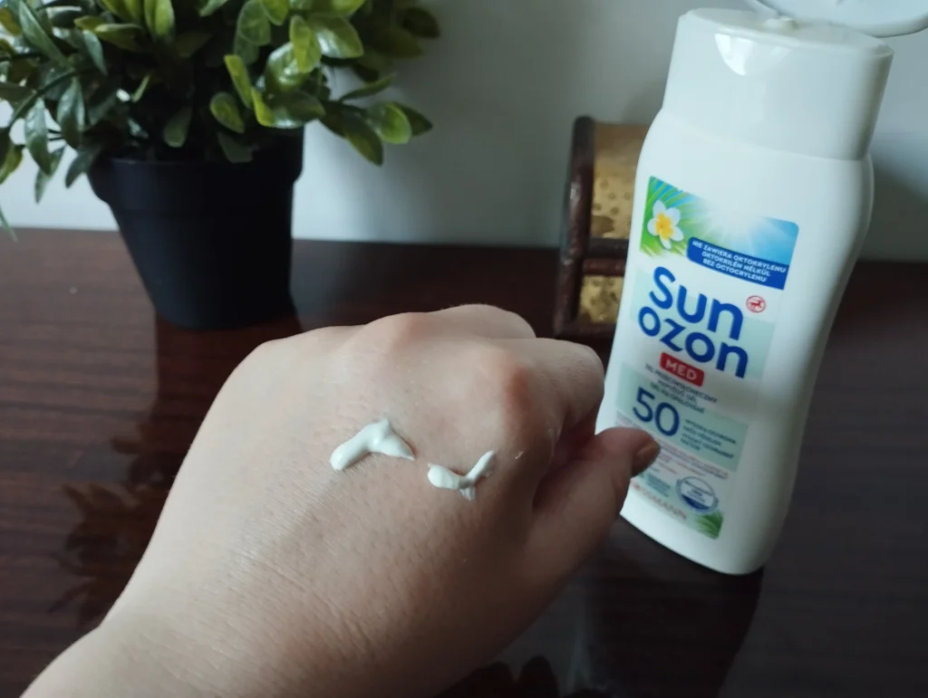 Sunozon Med Żel przeciwsłoneczny konsystencja na kobiecej dłoni 
