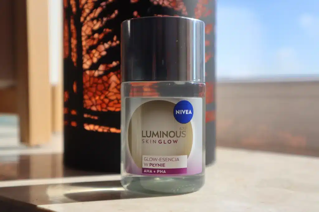 NIVEA Luminous630 glow-esencja w płynie peeling mikrozłuszczający na parapecie