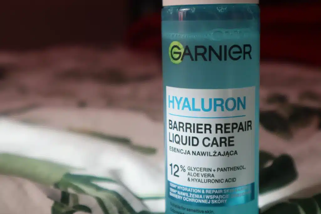 Nawilżająca esencja do twarzy Garnier Hyaluron - zbliżenie na etykietkę