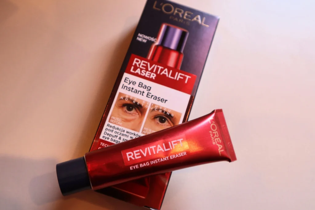 Reduktor cieni i worków pod oczami L'Oréal Paris Revitalift Laser Eye Bag Instant Eraser na szarym tle