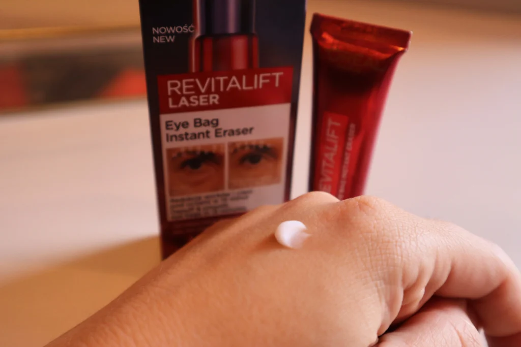 Reduktor cieni i worków pod oczami L'Oréal Paris Revitalift Laser Eye Bag Instant Eraser konsystencja na dłoni