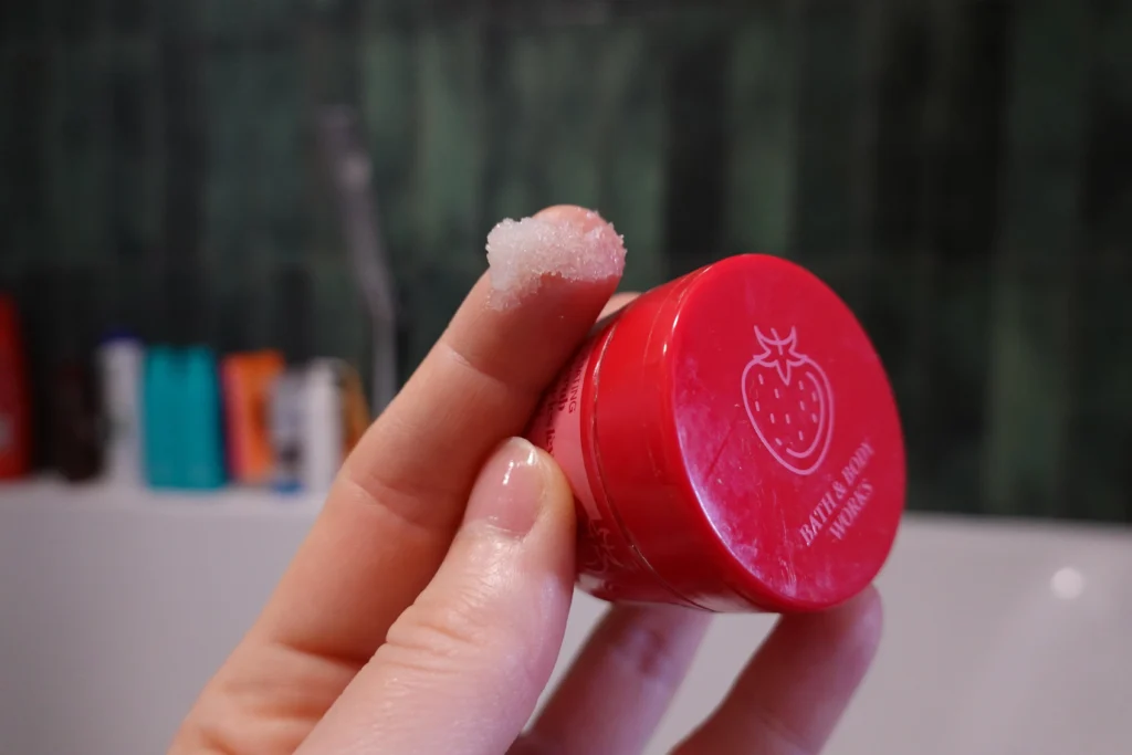 Bath & Body Works Strawberry Pound Cake Peeling do ust - konsystencja na palcu