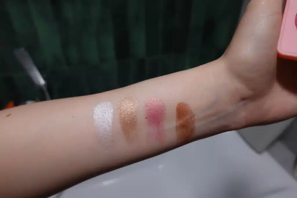 Lovely Gleam & Dream Face Glow Palette paleta rozświetlaczy do twarzy i ciała - test kolorów na skórze